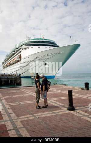 Royal Caribbean International 2000 Passagiere Militärtransportflugzeug Zauber der Meere Zwerge den Pier am Mallory Square Key West FL Stockfoto