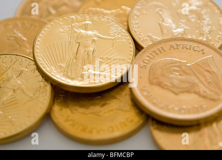 Südafrikanische Krügerrand, American Eagle und holländische Gulden gold Münzen. Stockfoto