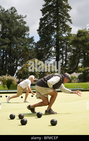 Gruppe von älteren Erwachsenen spielen grüne Bowling im Cambridge Bowlingclub, New Zealand Stockfoto