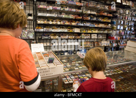 zwei jungen Blick auf Sammelkarten in einem Comic-Buch-Shop, Vereinigte Staaten von Amerika Stockfoto