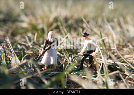 Miniatur-Menschen, Landwirtschaft, Graben Stockfoto