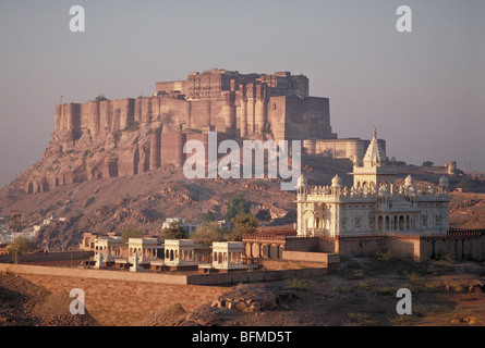 Elk127-4404 Indien, Rajasthan, Jodhpur, Mehrangarh Fort, 1459 mit Jaswant Thada Mausoleum im Vordergrund Stockfoto