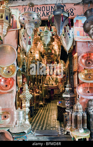 Souk de Cuivre zeigt Lampen und Metallarbeiten zum Verkauf in Shop, Marrakesch, Marokko Stockfoto