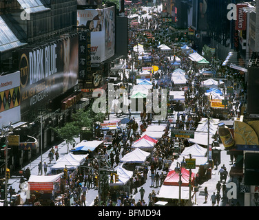 Ein Wochenmarkt am Broadway in New York - statt am Sonntag, wenn die Straße für den Verkehr gesperrt ist. Times Square ist im Hintergrund, Stockfoto