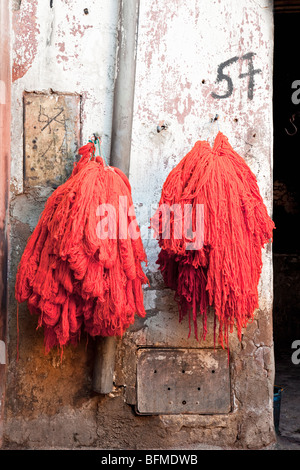 Souk des Teinturiers (Dyer's Souk) mit frisch gefärbter Wolle, Marrakesch, Marokko Stockfoto