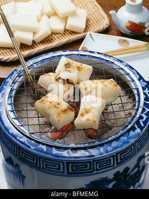 Mochi über Holzkohle gegrillt Stockfoto