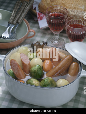 Pot au Feu von Wurst Stockfoto