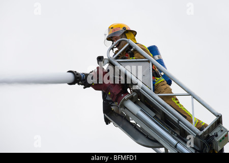 Fire Fighter Löschangriff mit Schlauch vom Leiter Plattform, Dienstag, 17. November 2009. Stockfoto