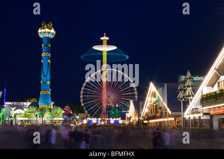 Stuttgart Cansttater Wasen jährlich fair Bad Cannstatt Rummelplatz mit Wahrzeichen Fruchtsaeule Bier Zelte Karussell Riesenrad Stockfoto