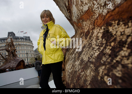 Der englische Künstler Angela Pamler steht auf dem Londoner Trafalgar Square für ihr Ghost Forest Wanderausstellung Kunst. Stockfoto