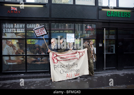 Anti-Kriegs-Demonstranten vor britischen Armee Rekrutierungsbüro im Zentrum von London. Stockfoto