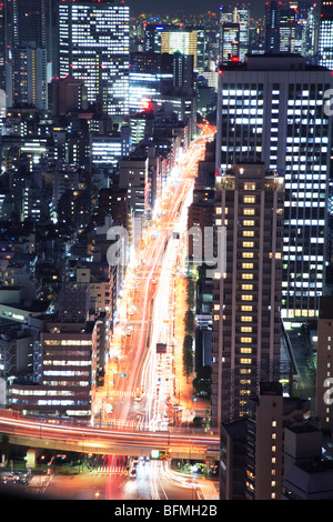 Büro Gebäude und Straßen in der Nacht, Langzeitbelichtung, Präfektur Tokio, Japan Stockfoto