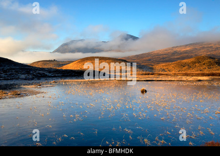 Ein See von gefrorenem Wasser auf Rannoch Moor, Schottland Stockfoto
