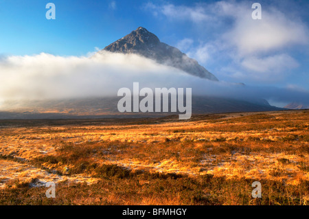 Der Berg der Buachaille Etive Mor & Fluß Etive in den schottischen Highlands Stockfoto