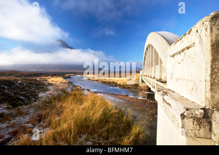 Buachaille Etive Mor Mountain und eine Brücke an der A82 über den Fluß Etive in den schottischen Highlands in der Nähe von Glencoe Stockfoto