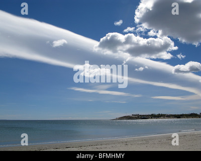 Die wolkenbildung oberhalb von Puerto Madryn Bay, im argentinischen Patagonien; Gravity Wave Wolken, auch als Band bekannt, Wolken Altocumulus undulatus Stockfoto