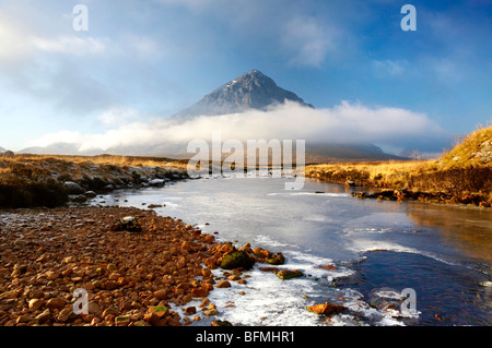 Der Berg der Buachaille Etive Mor & Fluß Etive in den schottischen Highlands Stockfoto