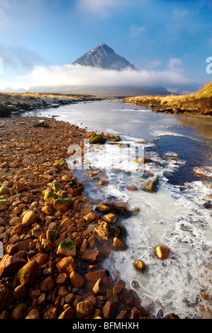 Der Berg der Buachaille Etive Mor & Fluß Etive in den schottischen Highlands Stockfoto