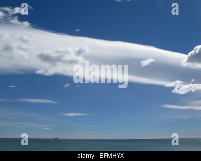 Die wolkenbildung oberhalb von Puerto Madryn Bay, im argentinischen Patagonien; Gravity Wave Wolken, auch als Band bekannt, Wolken Altocumulus undulatus Stockfoto