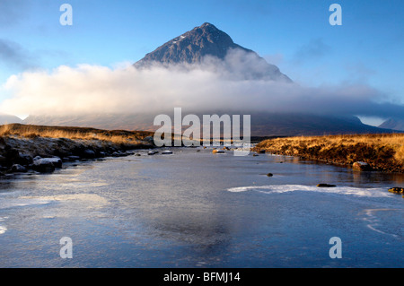 Der Berg der Buachaille Etive Mor & Fluß Etive in den schottischen Highlands Stockfoto