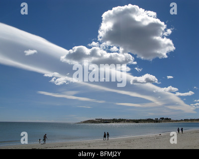 Die wolkenbildung oberhalb von Puerto Madryn Bay, im argentinischen Patagonien; Gravity Wave Wolken, auch als Band bekannt, Wolken Altocumulus undulatus Stockfoto