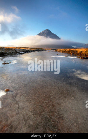 Der Berg der Buachaille Etive Mor & Fluß Etive in den schottischen Highlands Stockfoto