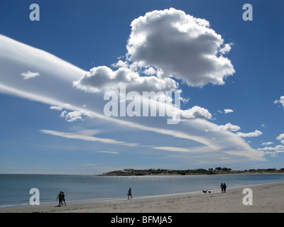 Die wolkenbildung oberhalb von Puerto Madryn Bay, im argentinischen Patagonien; Gravity Wave Wolken, auch als Band bekannt, Wolken Altocumulus undulatus Stockfoto