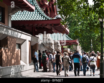 Elefantenstatuen an den Eingangstoren zum Berliner Zoo, Budapesterstrasse, Berlin, Deutschland Stockfoto