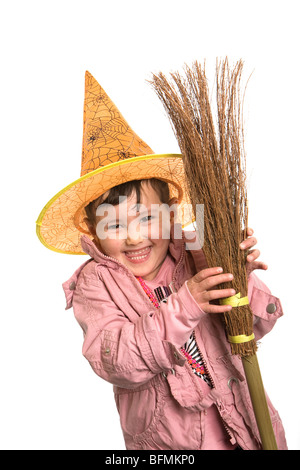 Hälfte-Thai Mädchen posiert mit einem Hexen Hut und Besen für Halloween Stockfoto