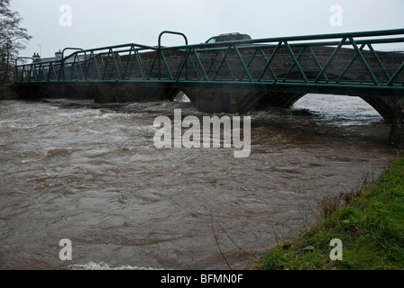 Eamont Brücke in der Nähe von Penrith, Cumbria, England, UK mit Hochwasser aus dem Fluss Eamont fließt aus Ullswater Stockfoto