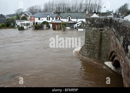 Eamont Brücke in der Nähe von Penrith, Cumbria, England, UK mit Hochwasser aus dem Fluss Eamont fließt aus Ullswater Überschwemmungen Haus Stockfoto