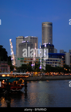 Stadtbild, Stadtbild und Skyline von Singapur bei Nacht, Dämmerung oder Abend Blick auf Clarke Quay und Singapore River, Singapur Stockfoto