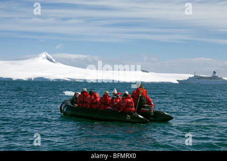 Antarktis, antarktische Halbinsel, Tierkreis Operationen von einem größeren Schiff ermöglichen bemerkenswert Zugriff auf Prevoiusly unzugängliche Bereiche. Stockfoto