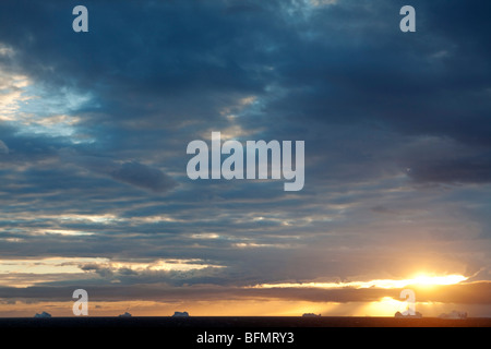 Antarktis, Antarctic Sound. Sonnenaufgang über der Antarktis Sound littering Tafeleisberge Stockfoto