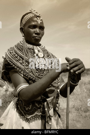 Kenia, Laikipia.  Eine Samburu-Frau trägt Schichten von Perlenketten und eine aufwendige Perlen Kopfschmuck. Stockfoto