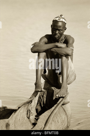 Kenia, Turkana-See.  Ein El Molo Fischer sitzt in seinem Einbaum am Rande des Omo Delta. Stockfoto