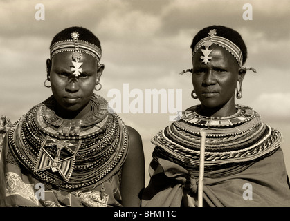 Kenia, Laikipia.  Laikipiak Massai-Frauen gekleidet in dekorativen Kopfschmuck und Ketten um eine Hochzeit zu besuchen. Stockfoto