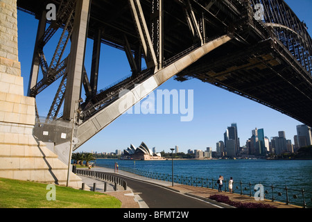 Australien, New South Wales, Sydney.  Zeigen Sie unter der Sydney Harbour Bridge, das Opernhaus und die Skyline der Stadt an. Stockfoto