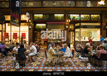 Australien, New South Wales, Sydney. Shopper in einem Café in der historischen Strand Arcade - eines der besten Einkaufszentren Sydneys. Stockfoto