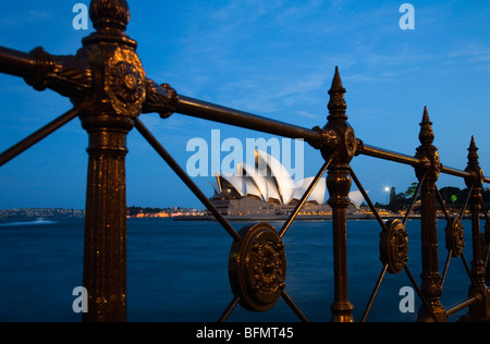 Australien, New South Wales, Sydney.  Abenddämmerung Ansicht des Sydney Opera House von Dawes Point. Stockfoto