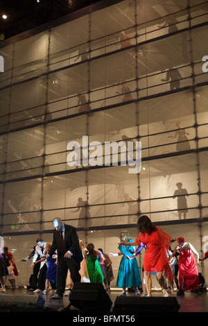 Australien, New South Wales, Sydney.  Tanz-Performance bei Martin Place, während die jährliche Sydney Festival First Night. Stockfoto