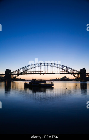 Australien, New South Wales, Sydney.  Blick über Lavendel Bay, Sydney Opera House und Harbour Bridge in der Dämmerung. Stockfoto