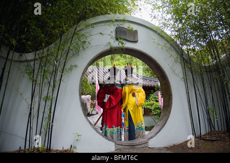 Australien, New South Wales, Sydney.  Besucher im Kostüm Kleid an der Chinese Garden of Friendship in Darling Harbour. Stockfoto