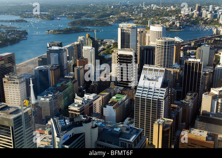 Australien, New South Wales, Sydney.  Blick auf die Stadt und den Hafen von der Sydney Tower Aussichtsplattform. Stockfoto