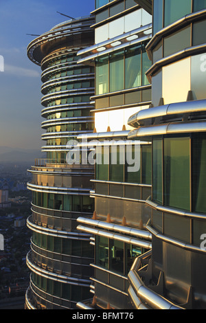 Malaysia, Kuala Lumpur, Kampong Dollah, die Büros der Petronas Towers angesehen von der Skybridge entworfen César Pelli. Stockfoto