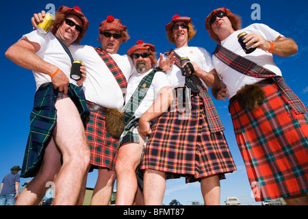 Australien, Queensland, Birdsville.  Rennen-Gänger in Kostüm Kleid für den Spaß von Birdsville Races. Stockfoto