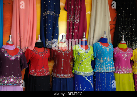 Ausstellung farbenfroher indischer Kleidung, darunter Saris zum Verkauf im Kleiderladen oder -Geschäft in Little India, Singapur Stockfoto