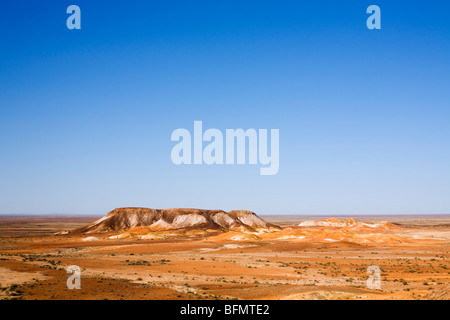 Australien, South Australia Coober Pedy. Ausreißversuche Reserve - eine geologische Formation der flache Hügel gekrönt und Steinwüste. Stockfoto