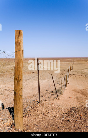 Australien, South Australia Coober Pedy. Der Hund Zaun - Welten längste Zaun, 5300 Kilometer, gebaut um den Dingo fernzuhalten Stockfoto