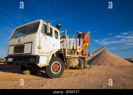 Australien, South Australia Coober Pedy.  Bergbau-Maschinen in den Bereichen Coober Pedy Opale. Stockfoto